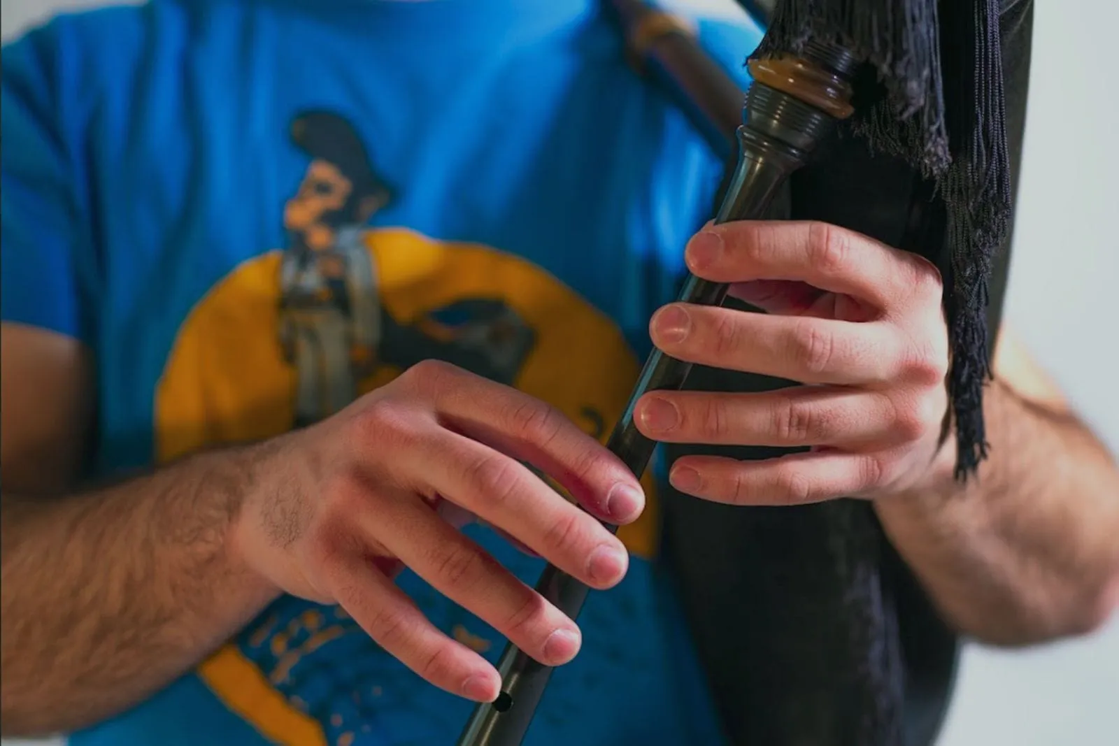 Primer planu de les manes de Tever tocando'l punteru de la gaita asturiana.